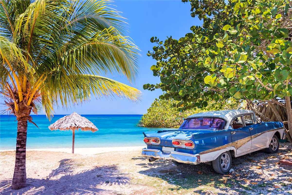 Playa del Caribe con auto clásico