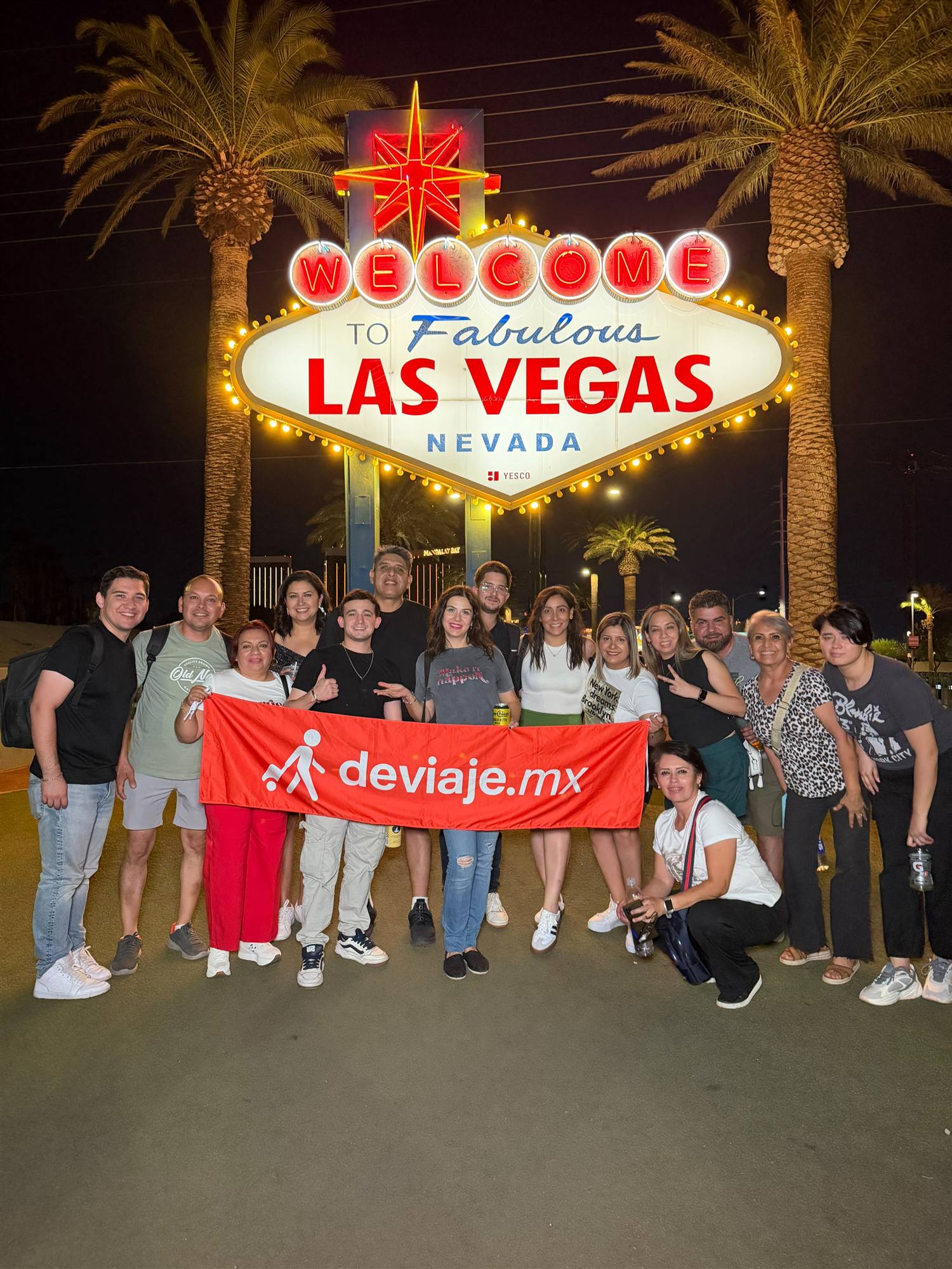 Grupo de viajeros de deviaje frente al letrero de Las Vegas